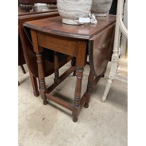 682 - Late Victorian oak gate-leg table, in oval, approx 91 cm long x 120 cm long open