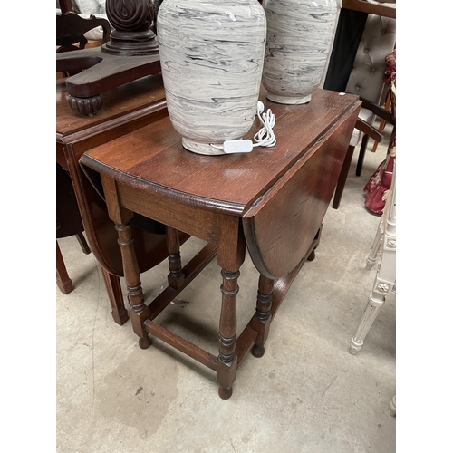 682 - Late Victorian oak gate-leg table, in oval, approx 91 cm long x 120 cm long open