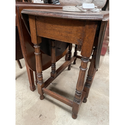 682 - Late Victorian oak gate-leg table, in oval, approx 91 cm long x 120 cm long open