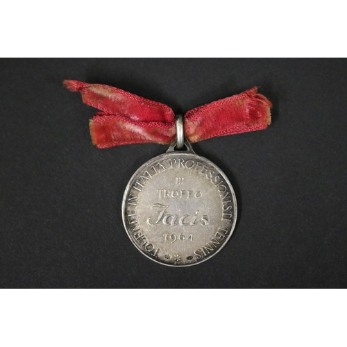 1124 - Tennis trophy medal. TOURNEE IN ITALIA PROFESSIONISTI TENNIS TROFEO Facis 1964. Approx 3cm Dia. Prov... 