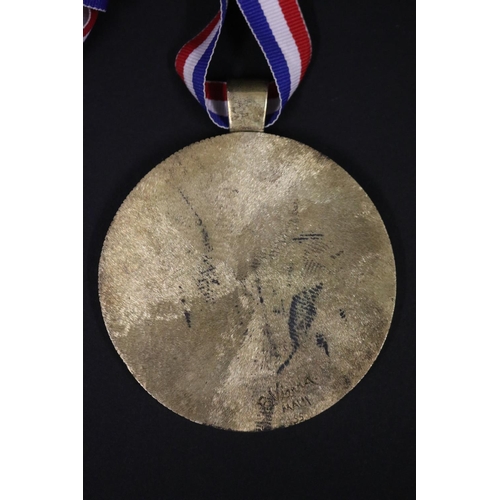 1292 - Tennis trophy medal. GRAND MASTERS 1986 HYATT REGENCY MAUI. Inscribed B.Vienna MAUI SS. Approx 7.5cm... 