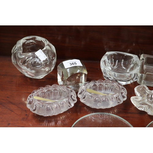 365 - Assortment of art glass items, to include pair of glass salts, dishes, etc, approx 13cm dia and smal... 