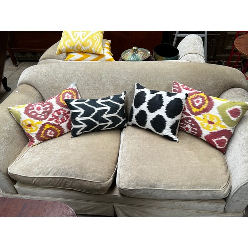 448 - Four new Uzbekistan cotton cushions (4)