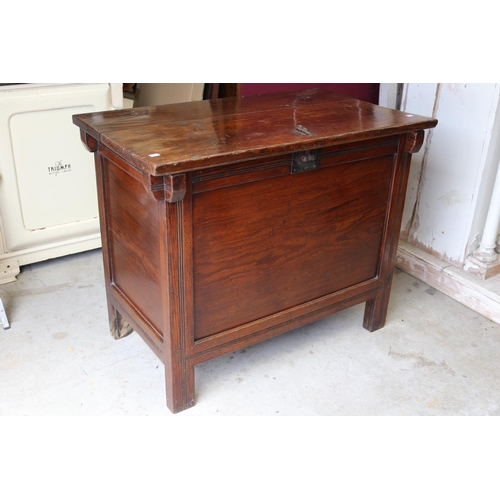 526 - Antique large Korean pine rice storage chest, with iron fittings, with sliding lock and key (with or... 