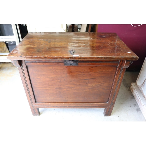 526 - Antique large Korean pine rice storage chest, with iron fittings, with sliding lock and key (with or... 