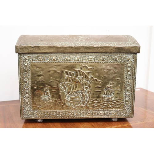 644 - Antique English brass bound fire box, with hand beaten decoration. Lions mask handles, approx 40 cm ... 