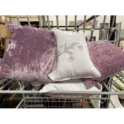 663 - Selection of cushions