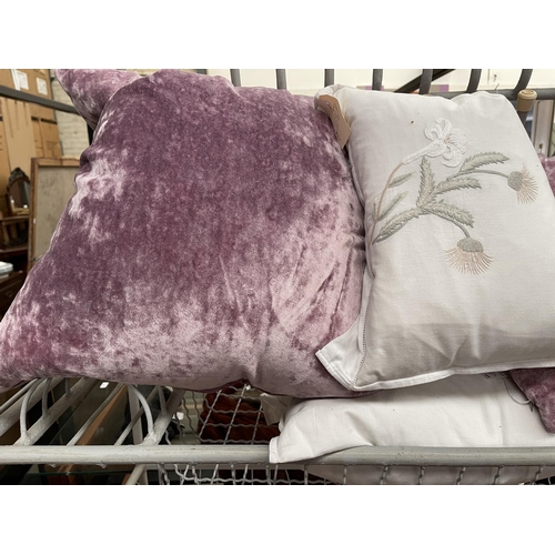 663 - Selection of cushions