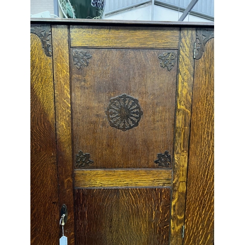 734 - Vintage oak linen cabinet, approx 164cm H x 78cm L x 47cm D