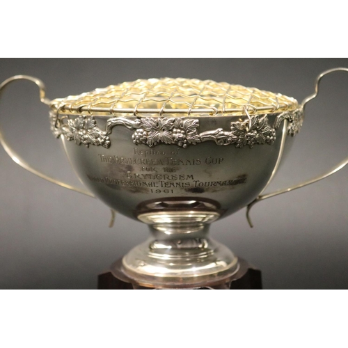 1117 - Twin handled tennis trophy. Inscribed, REPLICA of THE BRYLCREEM TENNIS CUP FOR THE BRYLCREEM WORLD P... 
