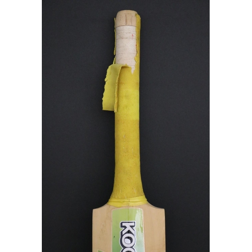 1402 - Signed Kookaburra cricket bat, Australia India 2007

Signed by: Ricky Ponting, Adam Gilchrist, Natha... 