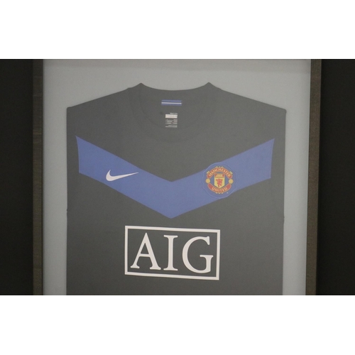 1411 - Framed & signed Paul Scholes Manchester United jersey. 

Approx 100cm x 59cm.

Provenance: Ken Rosew... 