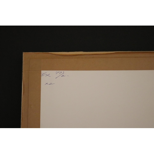 1411 - Framed & signed Paul Scholes Manchester United jersey. 

Approx 100cm x 59cm.

Provenance: Ken Rosew... 