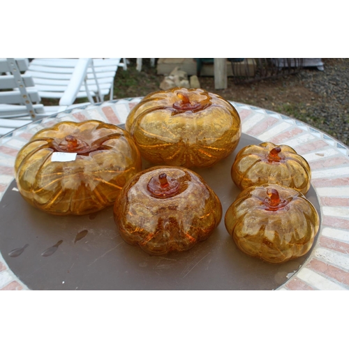 130 - Six amber glass pumpkins, approx 21cm Dia and smaller (6) please note an extra one has been added to... 