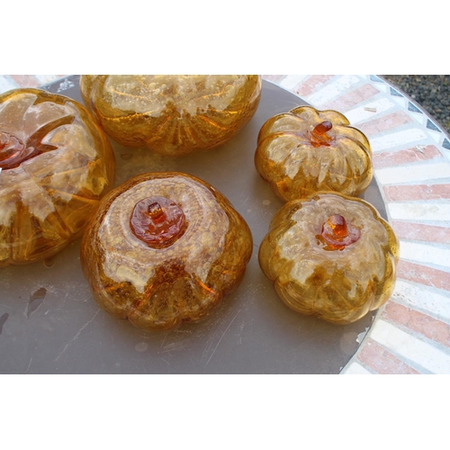 130 - Six amber glass pumpkins, approx 21cm Dia and smaller (6) please note an extra one has been added to... 