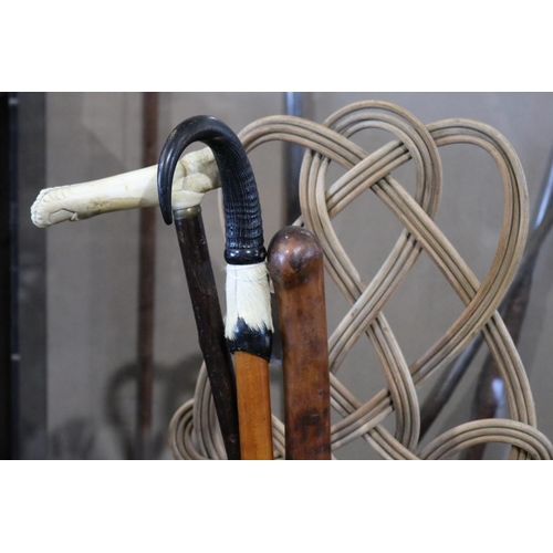 556 - Selection, walking sticks and carpet beater, approx 93cm H and shorter