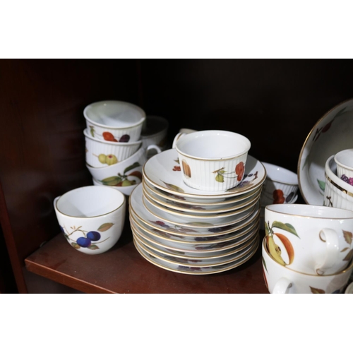 380 - Selection of Royal Worcester Evesham oven to table wares, approx 34cm W and smaller
