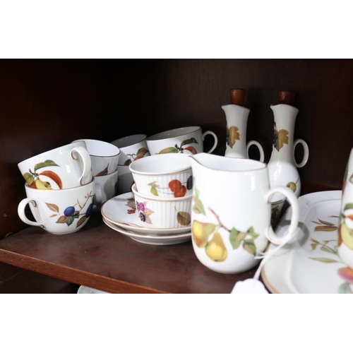 380 - Selection of Royal Worcester Evesham oven to table wares, approx 34cm W and smaller