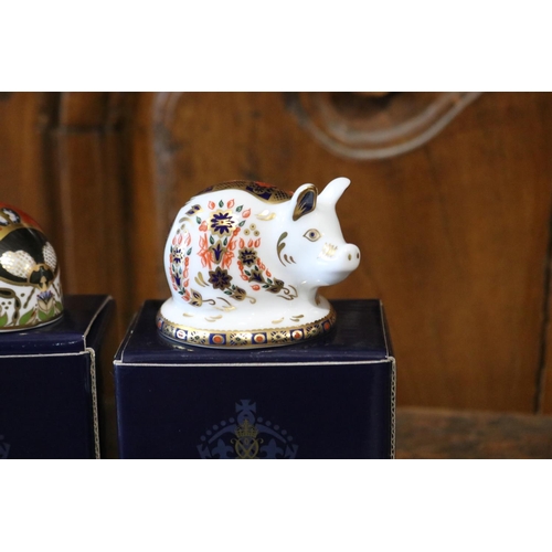 538 - Royal Crown Derby china pig & lady Beetle with boxes, approx 5cm H and smaller (2)