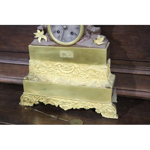 429 - Antique early 19th century French ormolu figural mantle clock, silk suspension movement, has pendulu... 