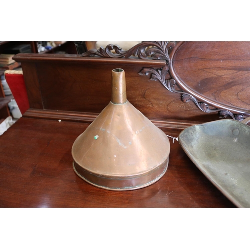 579 - Large antique French copper wine funnel, along with a antique copper dish form roasting jack, with i... 