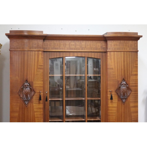 182 - Antique Austrian Secessionist bookcase with nicely carved owl figures to each side door, fitted cabi... 