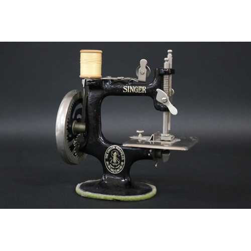 186 - Singer sewing machine, a childs model which was a working model, approx 19cm H x 18cm W