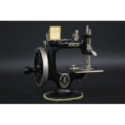 186 - Singer sewing machine, a childs model which was a working model, approx 19cm H x 18cm W