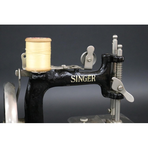 186 - Singer sewing machine, a childs model which was a working model, approx 19cm H x 18cm W