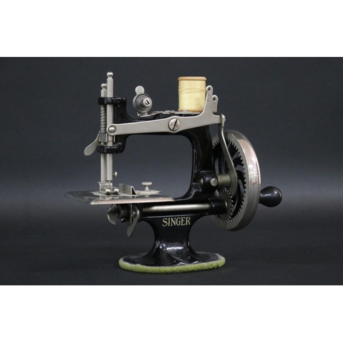 186 - Singer sewing machine, a childs model which was a working model, approx 19cm H x 18cm W