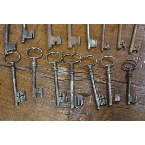 90 - Good lot of mixed antique French iron keys