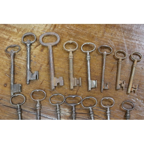 90 - Good lot of mixed antique French iron keys