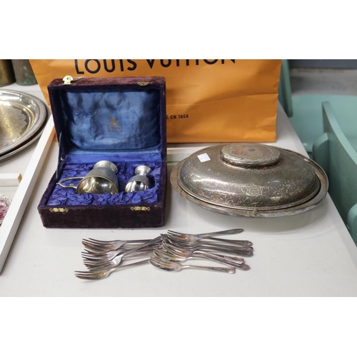 512 - Silver plate entree dish from Hotel Sydney, along with mug and egg cup etc., approx 27cm W and small... 