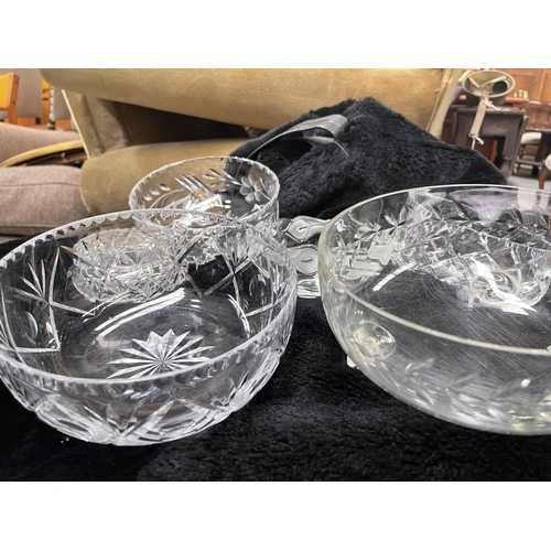 516 - Vintage crystal and glassware bowls and pink glass trays, approx 37cm Dia and smaller (10)