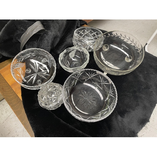 516 - Vintage crystal and glassware bowls and pink glass trays, approx 37cm Dia and smaller (10)