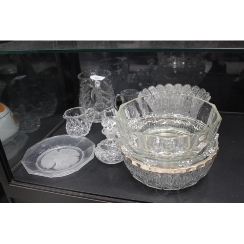 536 - Assortment of glass to include jugs, trays, etc, approx 23cm Dia and smaller