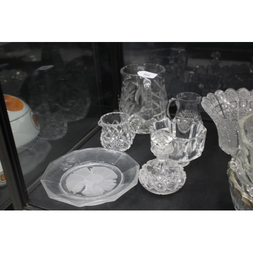 536 - Assortment of glass to include jugs, trays, etc, approx 23cm Dia and smaller