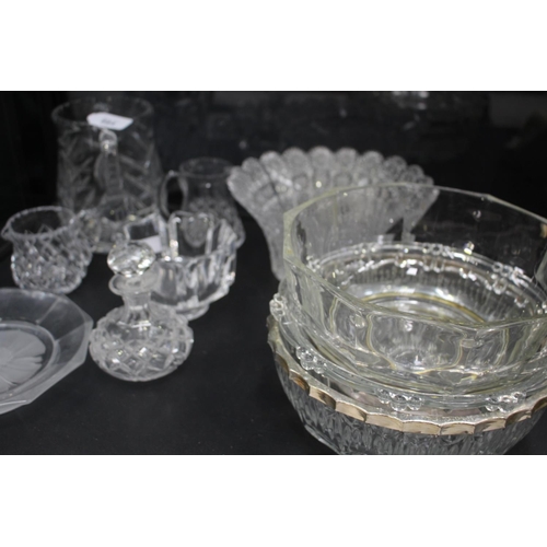 536 - Assortment of glass to include jugs, trays, etc, approx 23cm Dia and smaller