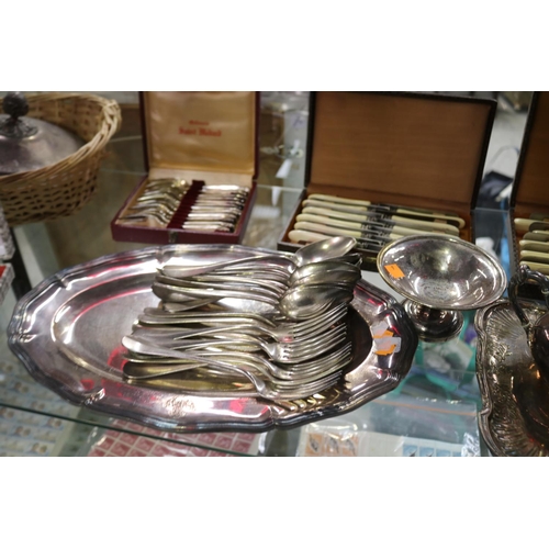 600 - Good assortment of mostly French silver plated items, approx 41cm W and smaller