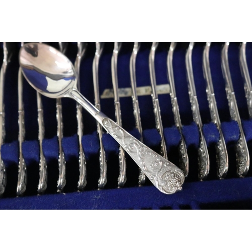 30 - Important canteen of R & S Garrards & Co sterling silver Fruit and dessert flatware. Presented To th... 