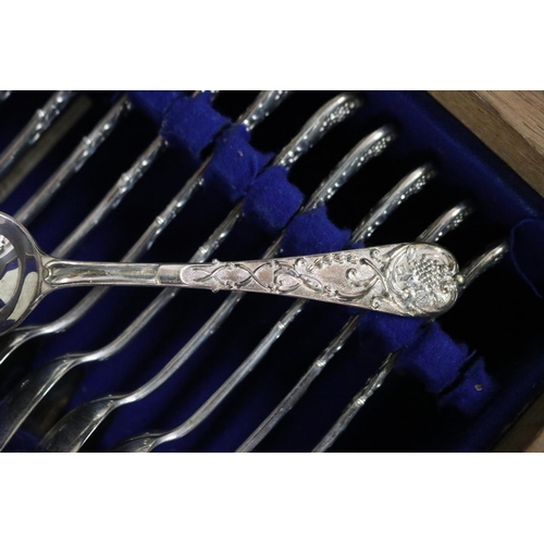 30 - Important canteen of R & S Garrards & Co sterling silver Fruit and dessert flatware. Presented To th... 