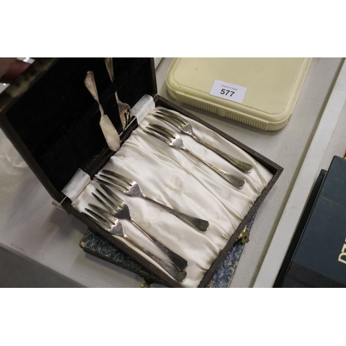 577 - Cased cutlery