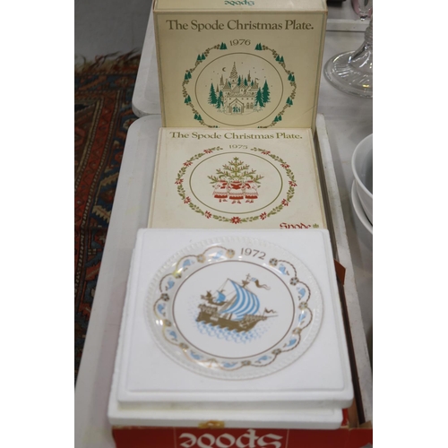 530 - Spode Christmas plates in original packaging 1972, 1975, 1976, approx 20cm D