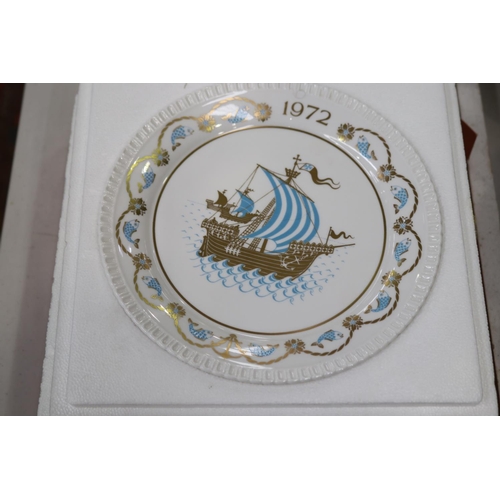 530 - Spode Christmas plates in original packaging 1972, 1975, 1976, approx 20cm D