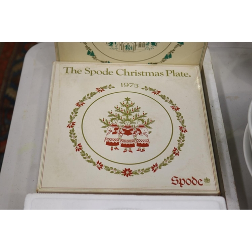 530 - Spode Christmas plates in original packaging 1972, 1975, 1976, approx 20cm D