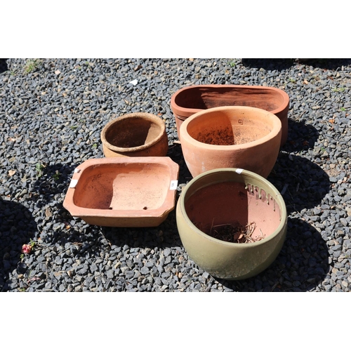 126 - Assortment of terracotta pots, approx 24cm H and shorter  (5)