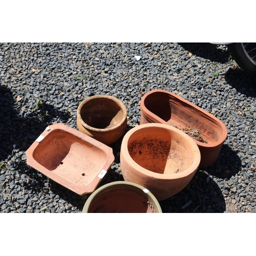 126 - Assortment of terracotta pots, approx 24cm H and shorter  (5)