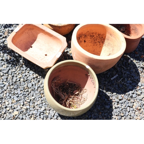 126 - Assortment of terracotta pots, approx 24cm H and shorter  (5)