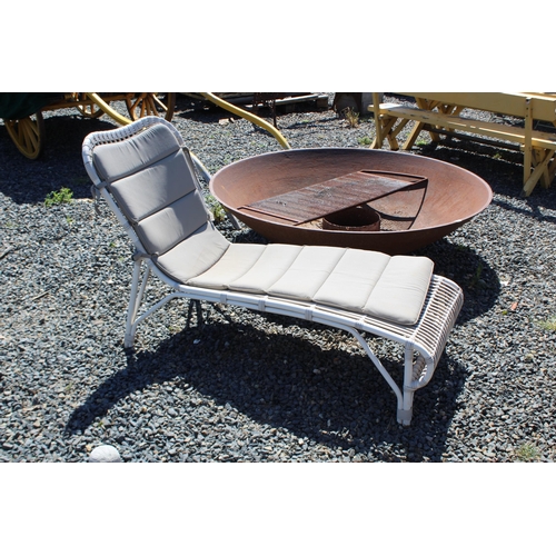 250 - Modern designer coated metal sun lounge