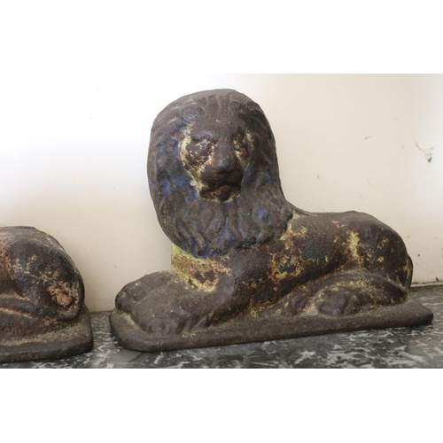 1020 - Pair of heavy cast iron lions, each approx 21cm H x 31cm L (2)